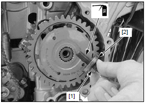Clutch/gearshift linkage/starter clutch