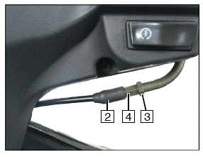 Adjusting the play of the twist grip throttle control